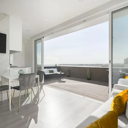 Downtown, 1br With A First Row View Over The Sea Lägenhet