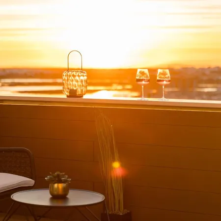 Downtown, 1br With A First Row View Over The Sea